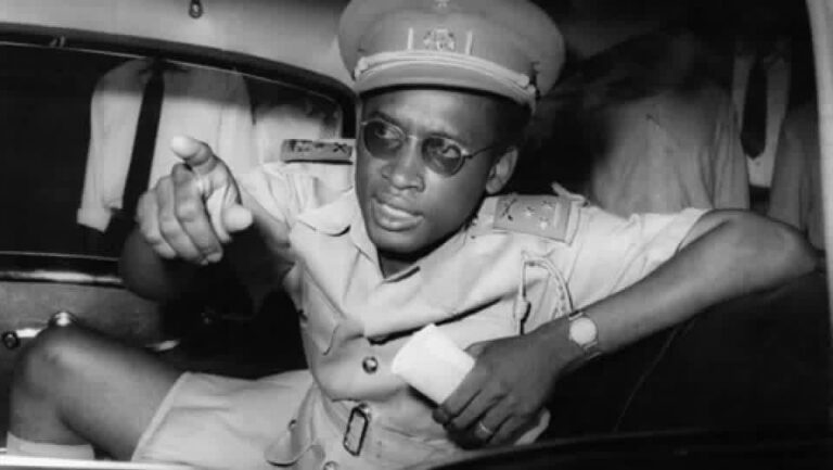 Le 24 novembre 1965 , Mobutu prend le pouvoir