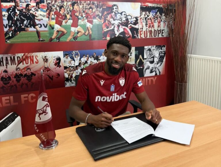 Dylan Batubinsika : L’international congolais quitte Saint-Étienne pour l’AEL Larissa