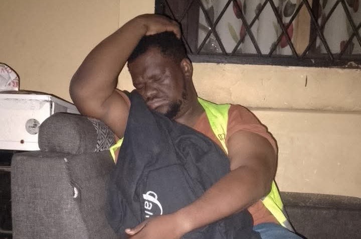 Journaliste agressé à Kinshasa : Steeve Mbuyi victime de violences et d’abus après un litige sur une facture d’eau
