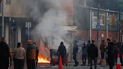 À Belfast, violentes manifestations anti-immigration après une attaque au couteau attribuée à un réfugié soudanais
