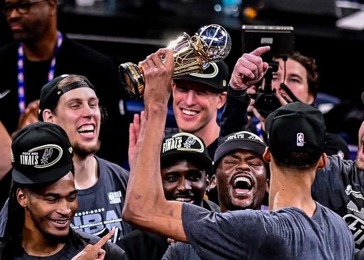 Basketball/NBA: Bismack Biyombo et les San Antonio Spurs écartent Oklahoma Thunder, le champion en titre pour une place en finale, 10 ans après