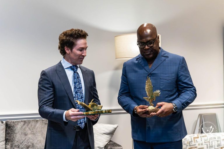 RDC : à Houston, le président Félix Tshisekedi échange avec le pasteur américain Joel Osteen sur la paix à l’Est du pays
