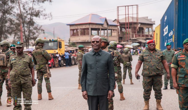 Kongo Central : Guy Kabombo en mission pour évaluer les projets des FARDC à Kitona