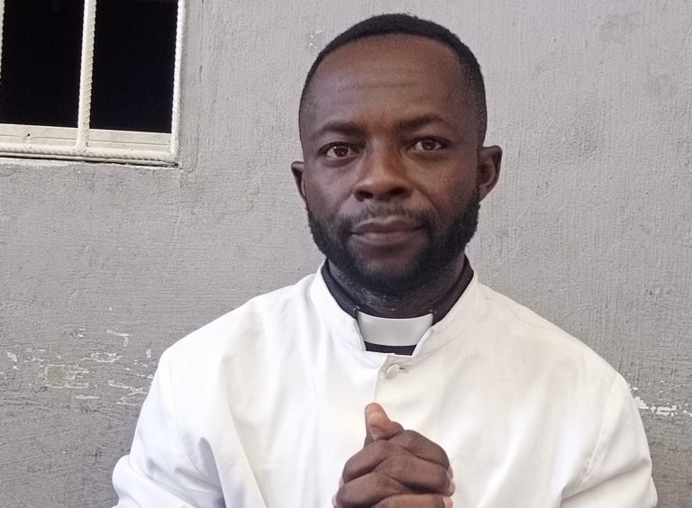 Tanganyika : l’abbé Urbain Kalonda affirme avoir quitté son diocèse après des menaces et réclame une enquête