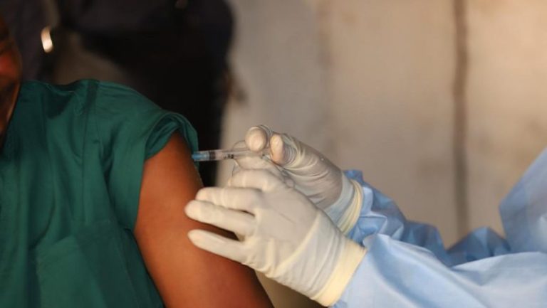 Ebola en RDC : un premier essai clinique lancé pour un vaccin contre la souche Bundibugyo