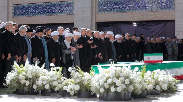 Iran : une foule immense pour les funérailles d’Ali Khamenei