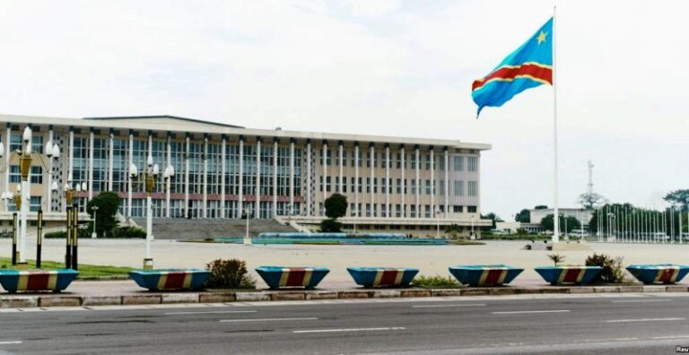 Kinshasa : les Wazalendo annoncent un sit-in au Parlement pour réclamer des comptes sur les 4 millions de dollars américains mensuels