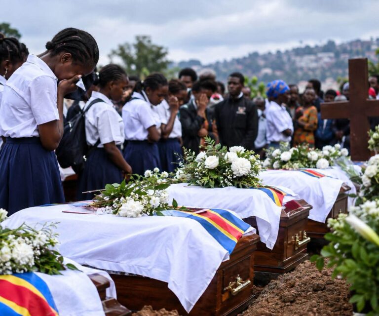 Bukavu : les 27 écoliers morts dans les bousculades après l’incendie des écoles Furaha et Ujamaa inhumés