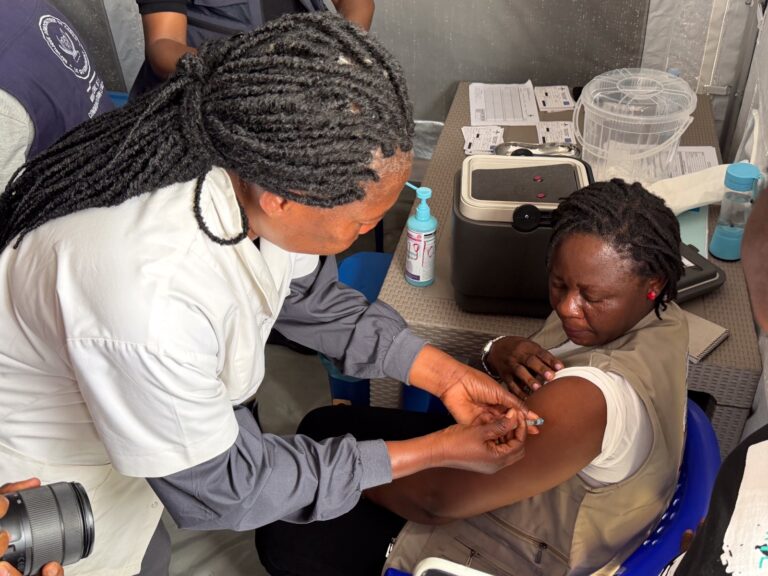 Ebola en RDC : MSF lance l’étude BRAVO sur la vaccination des soignants de première ligne
