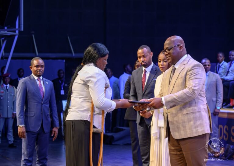 RDC : le président Félix Tshisekedi remet les documents de formalisation à 537 jeunes entrepreneurs