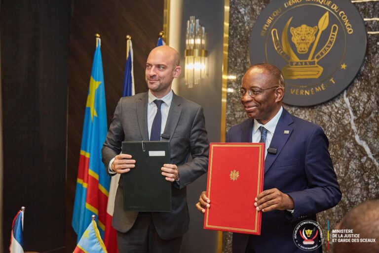 RDC-France : Guillaume Ngefa signe un projet de plus de 1,3 million d’euros pour renforcer l’accès à la justice des victimes de violences sexuelles