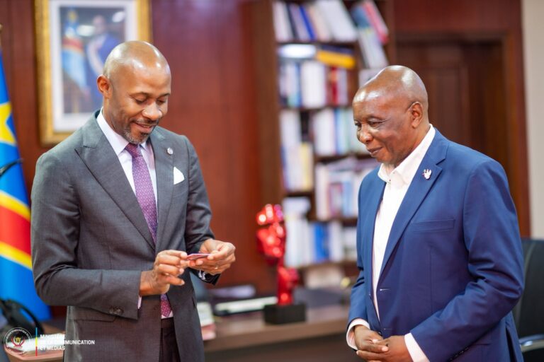 RDC : l’UNPC délivre les cartes professionnelles des journalistes et distingue Patrick Muyaya