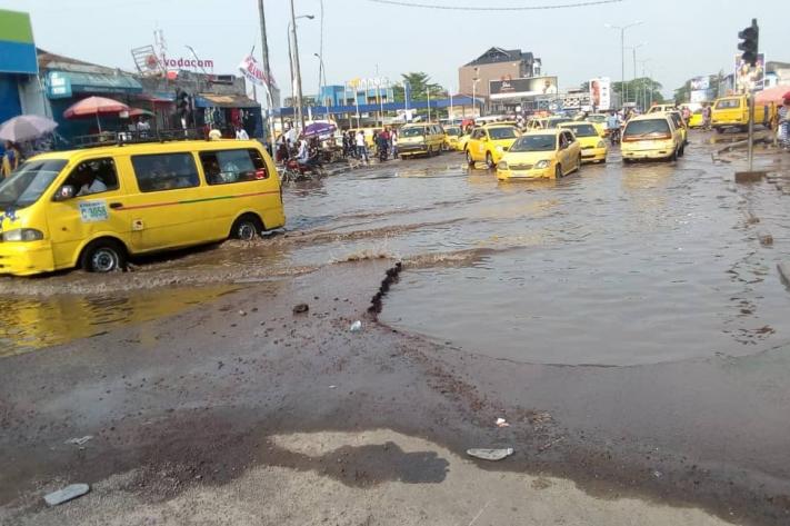 RDC : à Kimbanseke, l’état de délabrement des routes perturbe la circulation